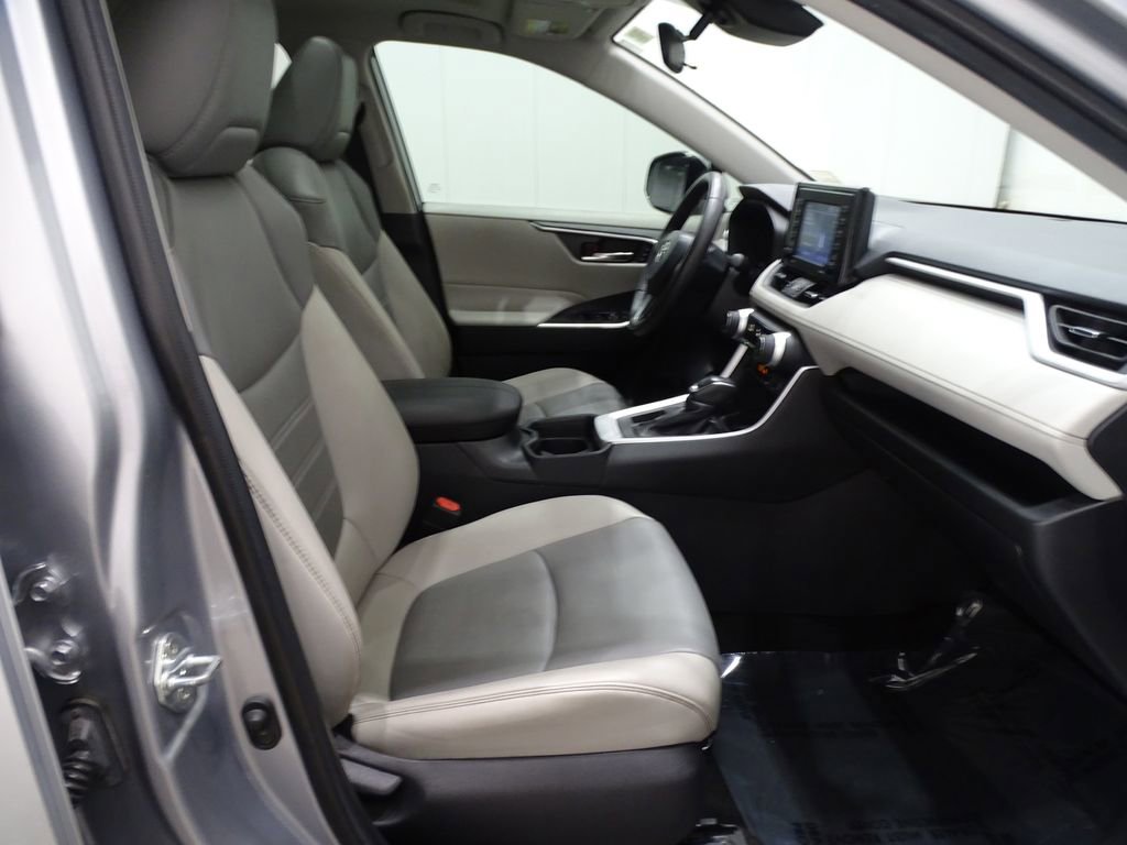 Used 2021 Toyota RAV4 XLE Premium image 15