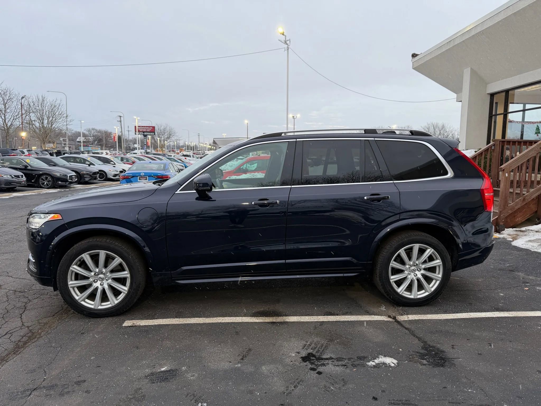 Used 2016 Volvo XC90 T8 Momentum w/ Vision Package image 4