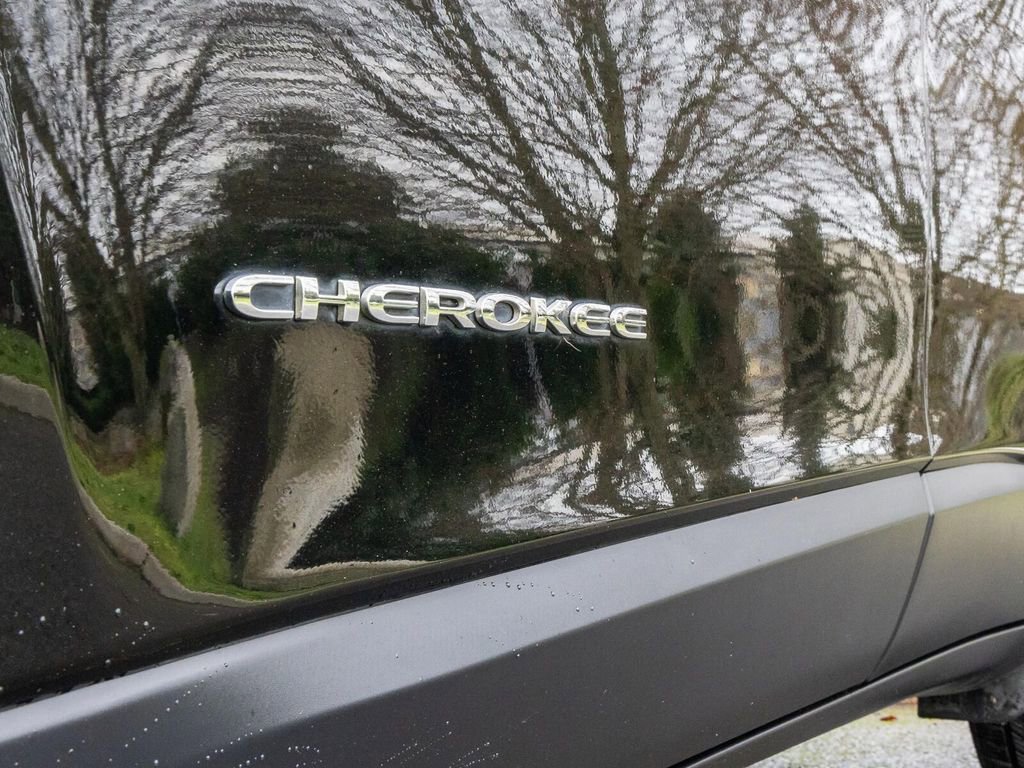 Used 2019 Jeep Cherokee Latitude Plus image 11