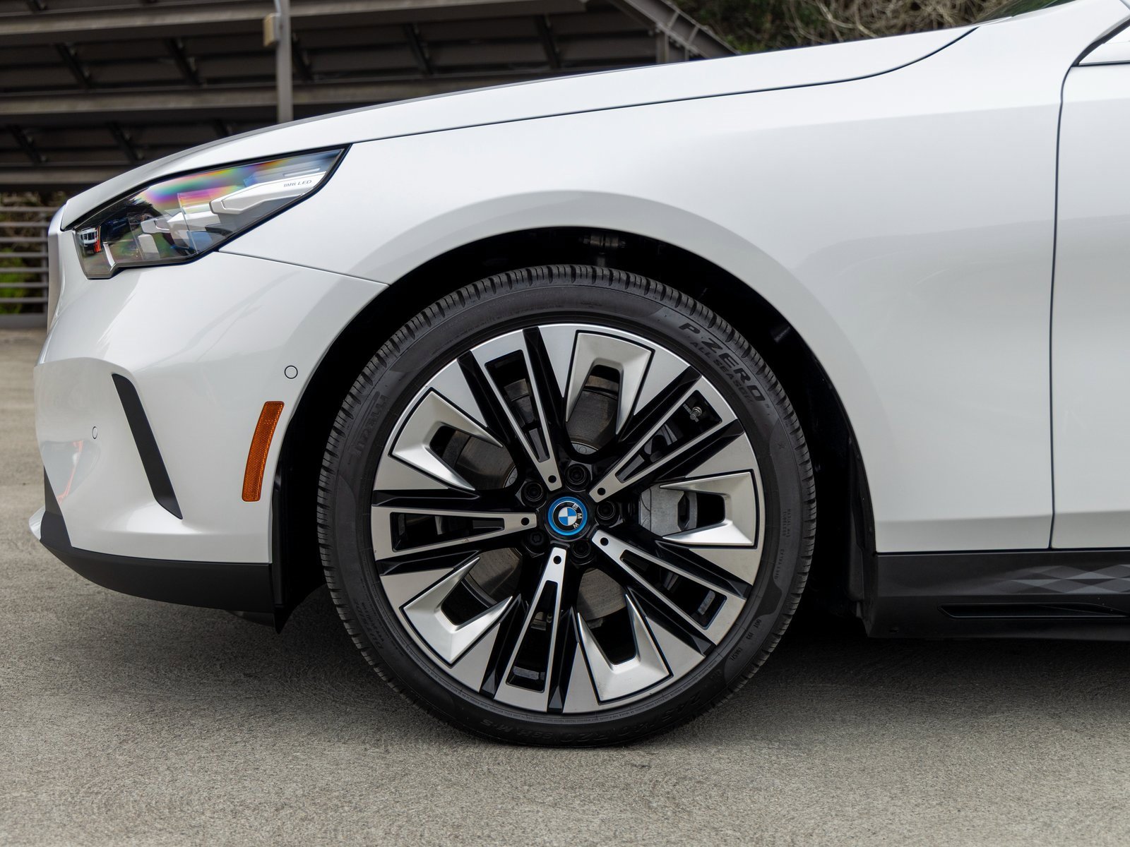 Used 2025 BMW i5 xDrive40 w/ Premium Package image 13