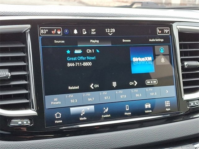 Used 2023 Chrysler Pacifica Touring-L image 3