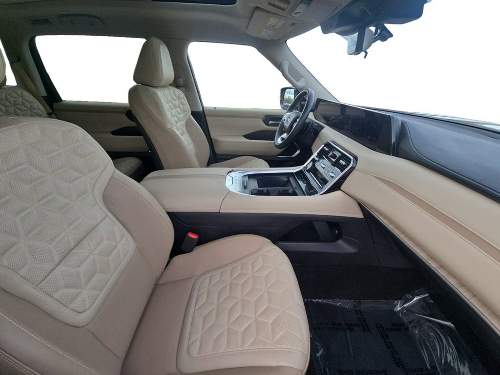 Used 2025 Nissan Armada Platinum image 17