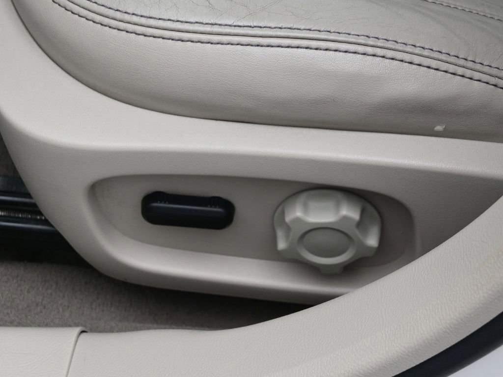 Used 2010 Ford Taurus SEL image 9