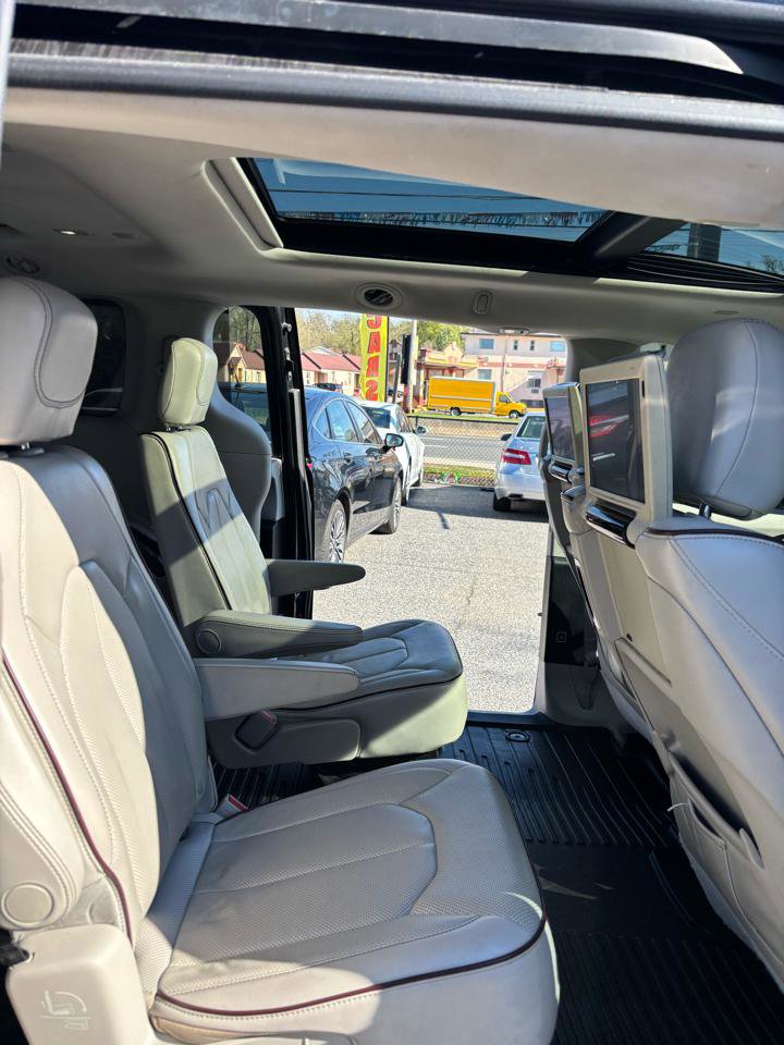Used 2017 Chrysler Pacifica Limited w/ UConnect Theater Package FWD image 18