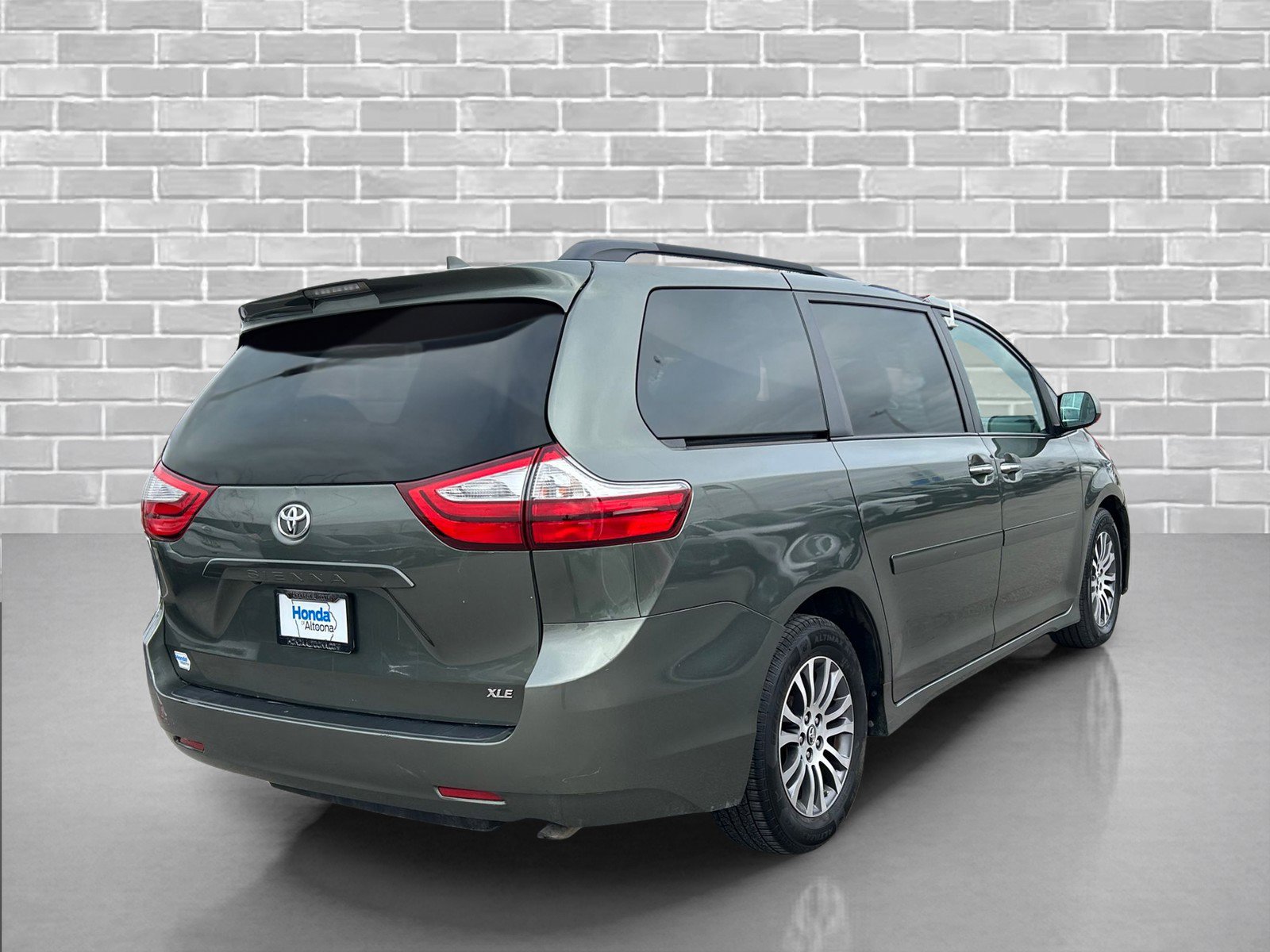 Used 2018 Toyota Sienna XLE w/ Carpet Mat Package image 5