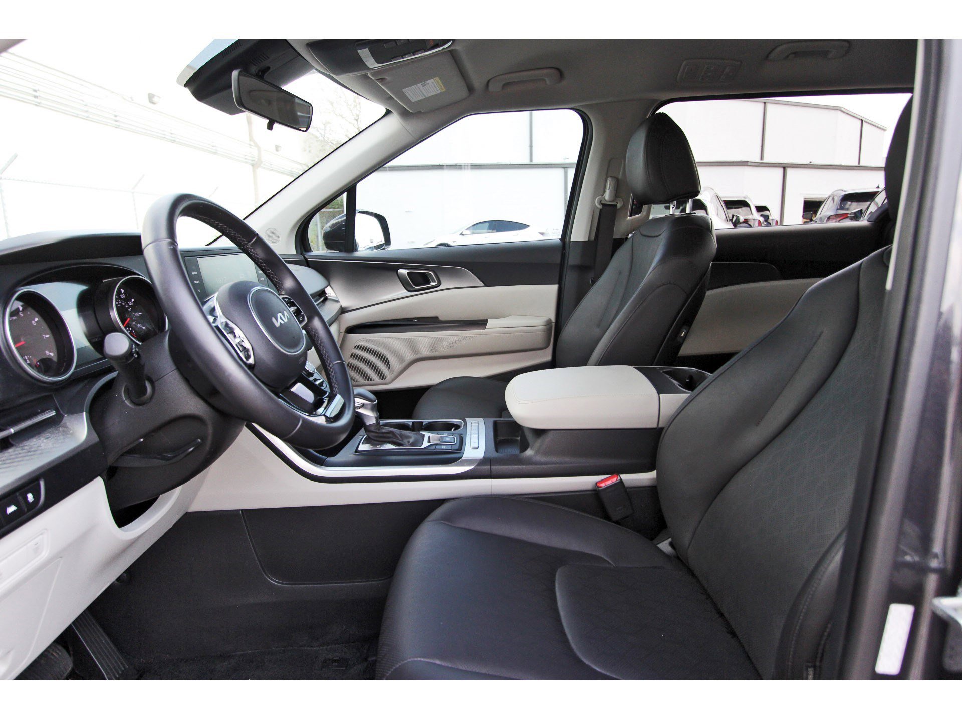 Certified 2024 Kia Carnival LX image 30