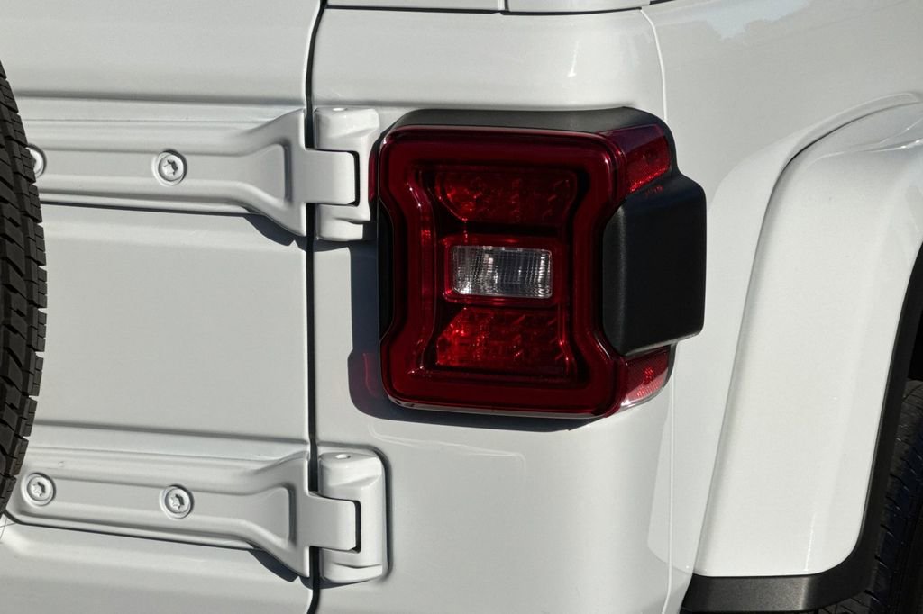 Used 2024 Jeep Wrangler Sahara image 33