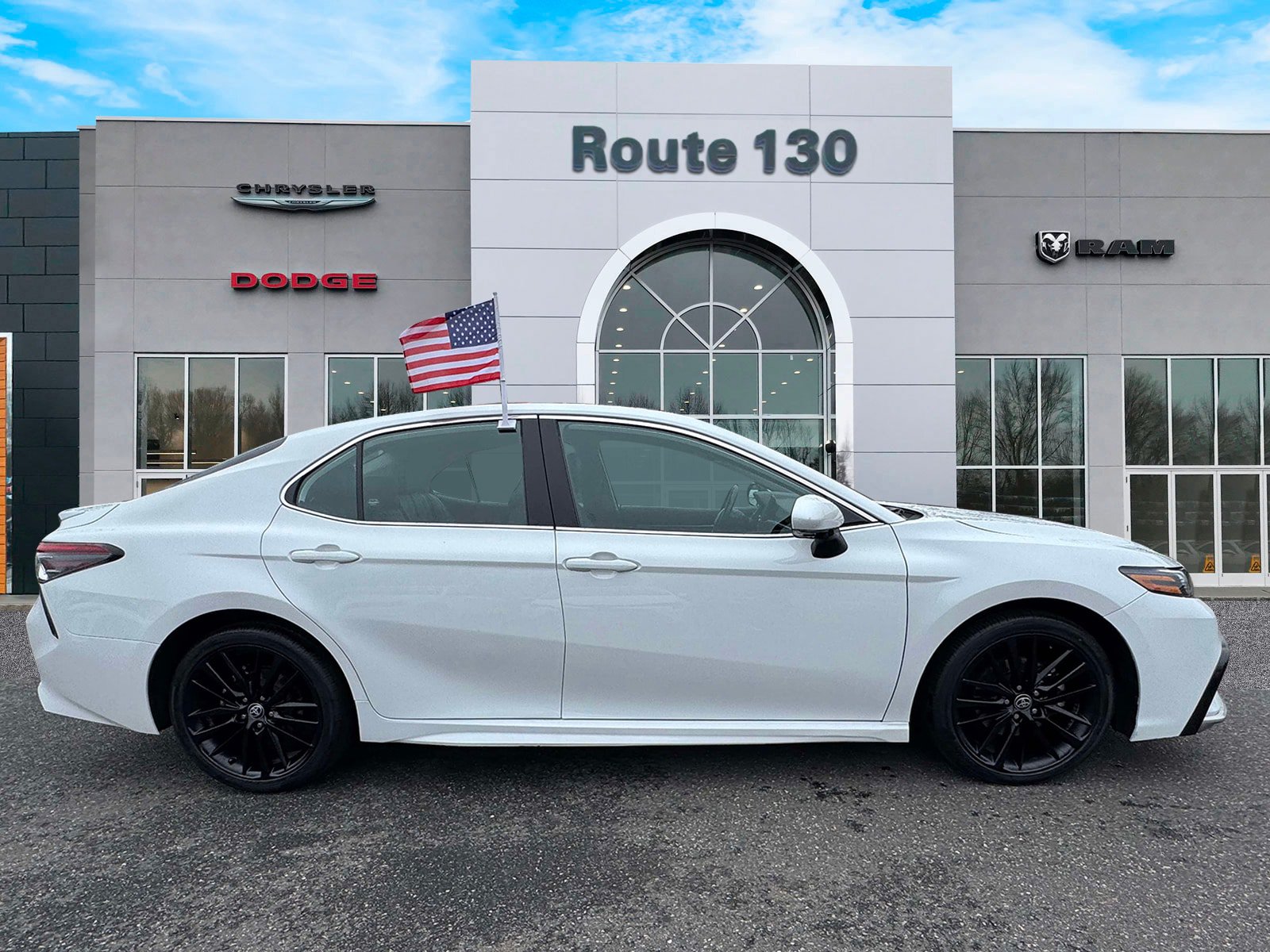 Used 2023 Toyota Camry XSE FWD image 5