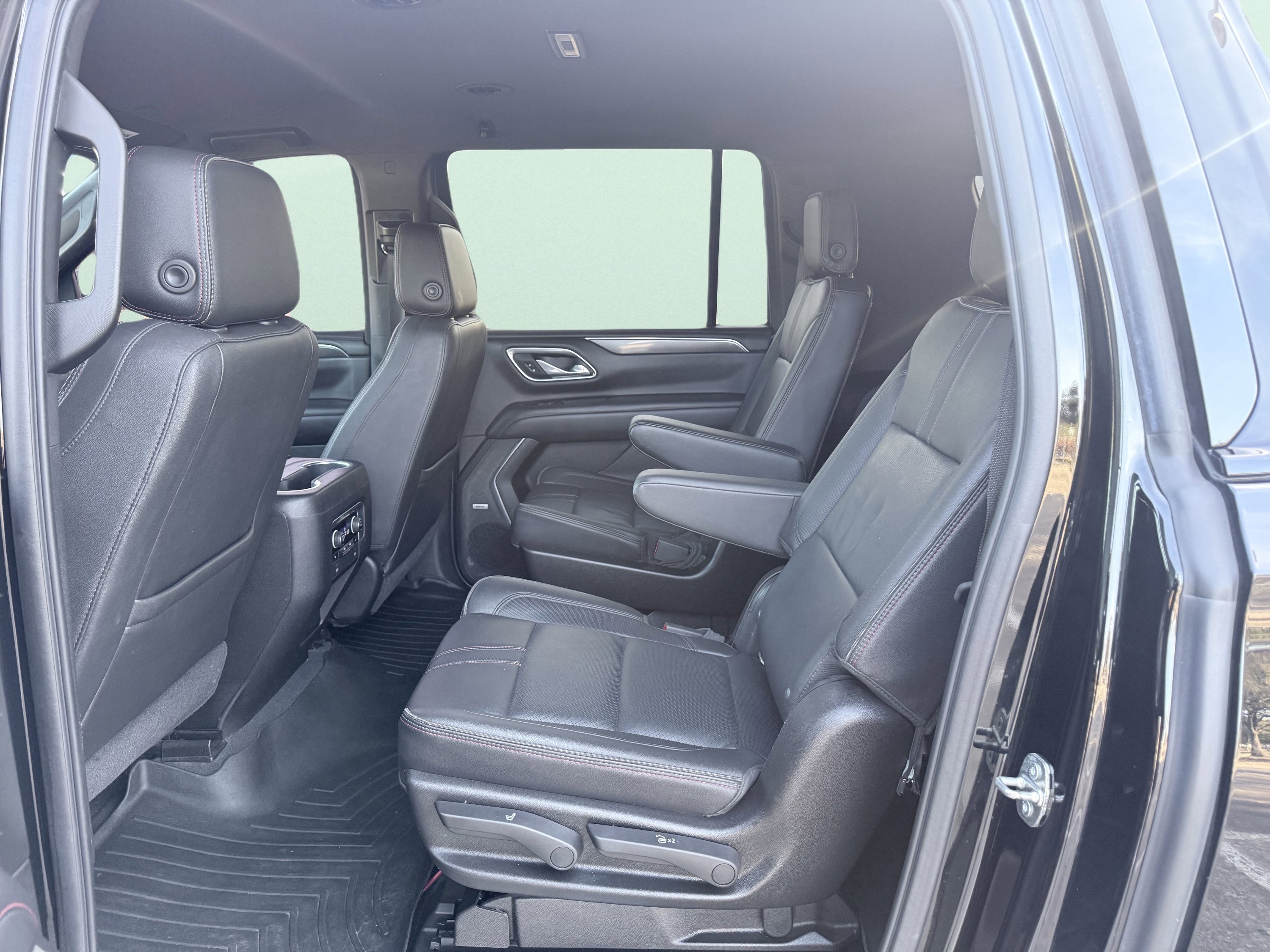 Used 2021 Chevrolet Suburban RST w/ Luxury Package image 17