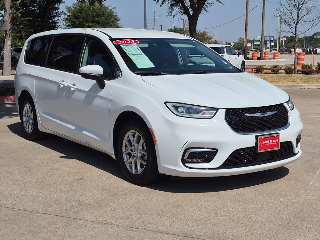 Used 2023 Chrysler Pacifica Touring-L FWD image 11