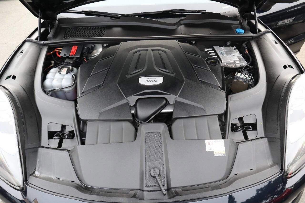 Used 2023 Porsche Cayenne Platinum Edition image 21