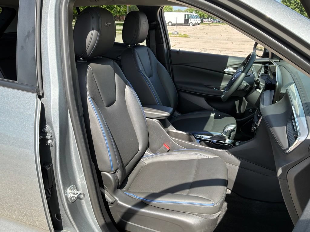 Used 2025 Buick Encore GX Sport Touring w/ Comfort Package FWD image 33