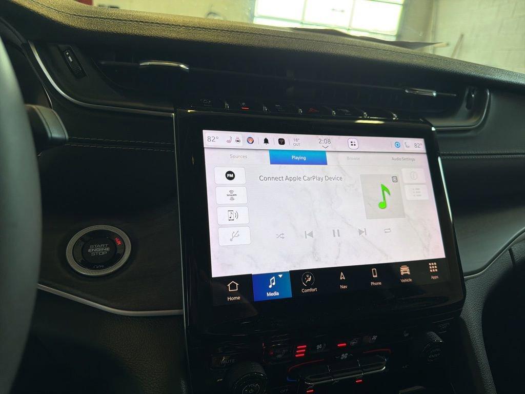 Used 2023 Jeep Grand Cherokee Limited w/ Luxury Tech Group II image 37