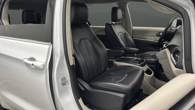 Used 2023 Chrysler Pacifica Touring-L FWD image 22