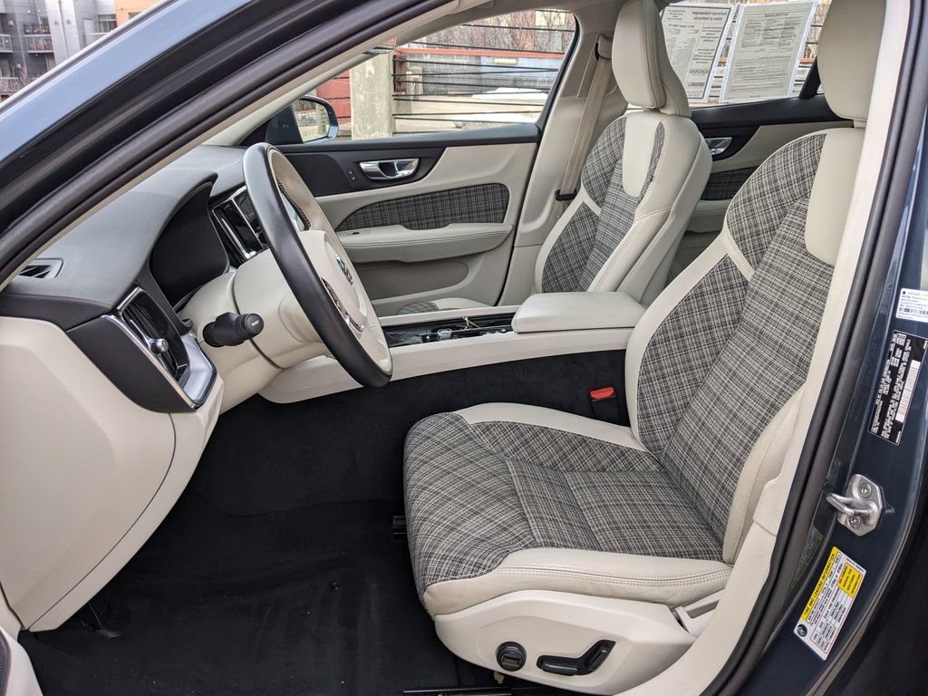 Used 2021 Volvo V60 T5 Momentum image 11