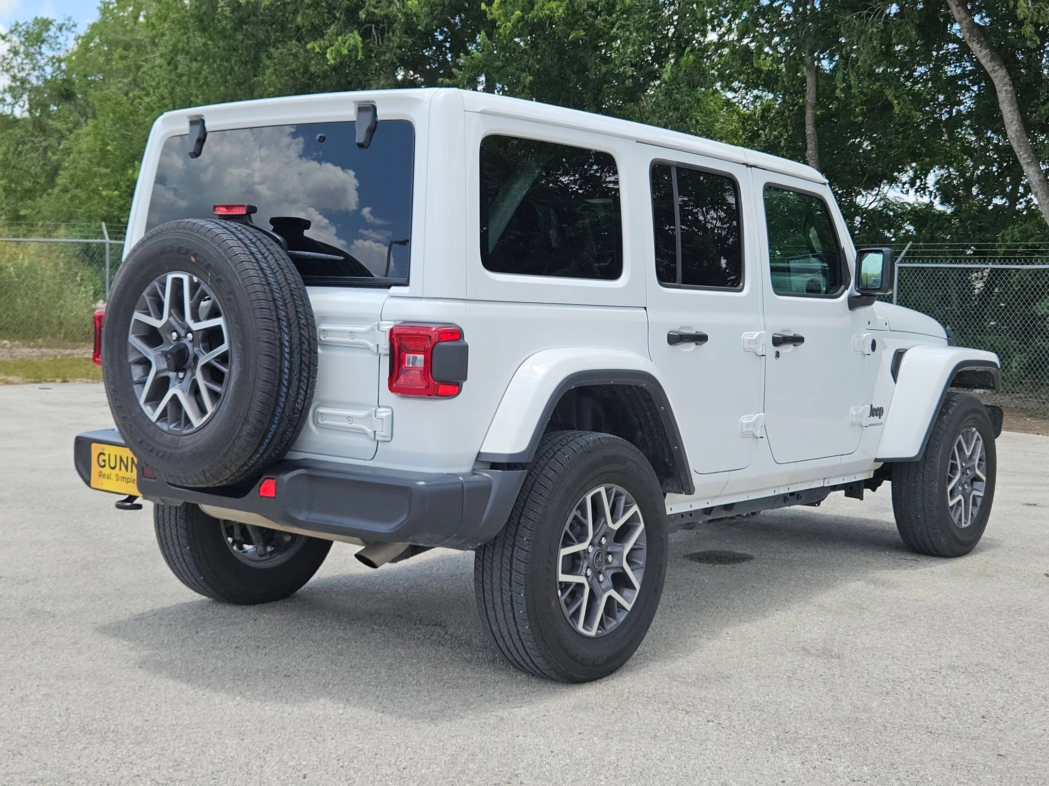 Used 2025 Jeep Wrangler Unlimited Sahara AWD/4WD image 3