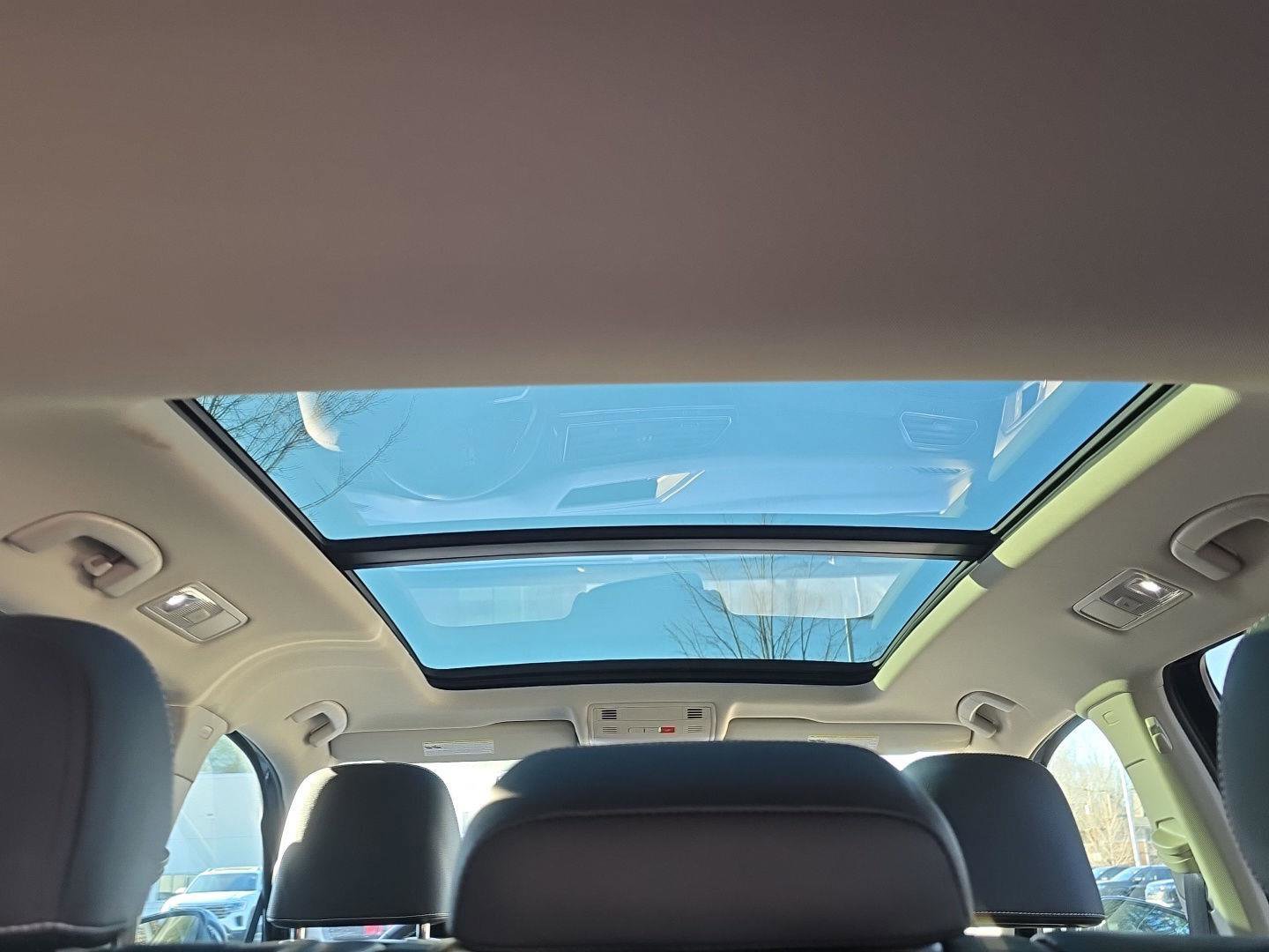 Used 2022 Volkswagen Tiguan SE w/ Panoramic Sunroof Package image 9