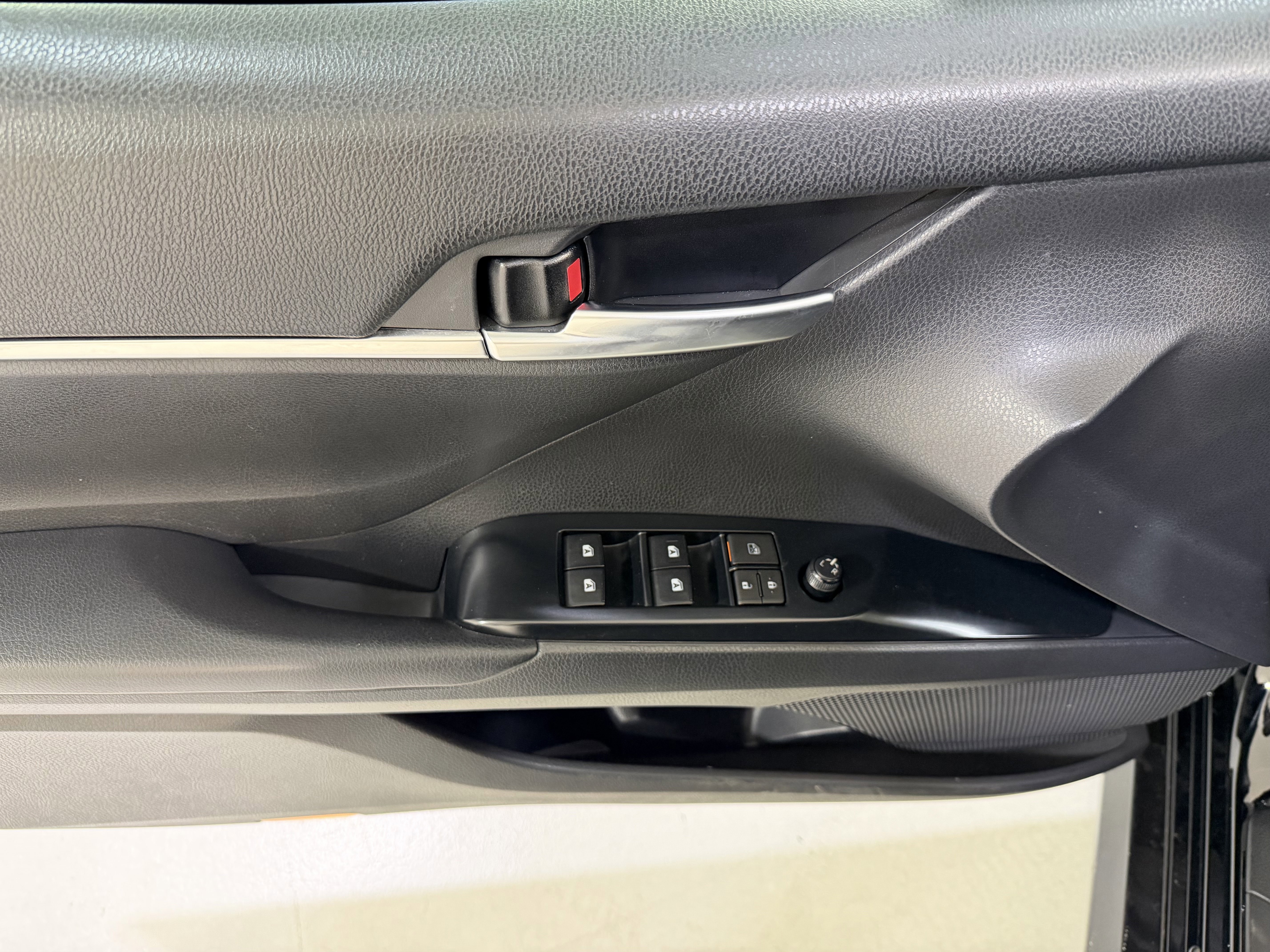 Used 2018 Toyota Camry LE w/ Convenience Package image 14