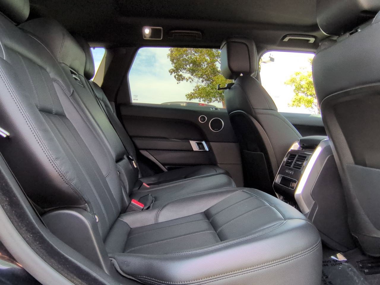 Used 2019 Land Rover Range Rover Sport SE image 25