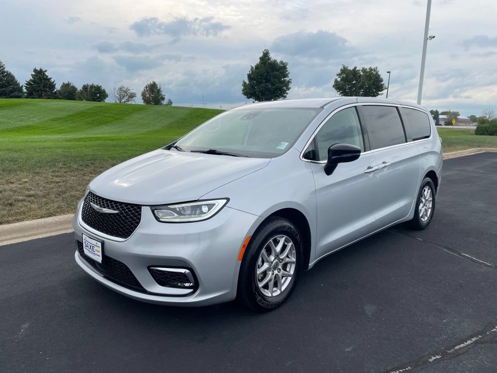 Used 2024 Chrysler Pacifica Touring-L