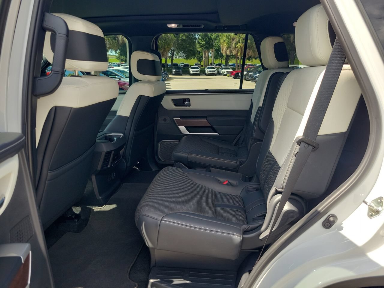 Used 2025 Toyota Sequoia Capstone AWD/4WD image 10