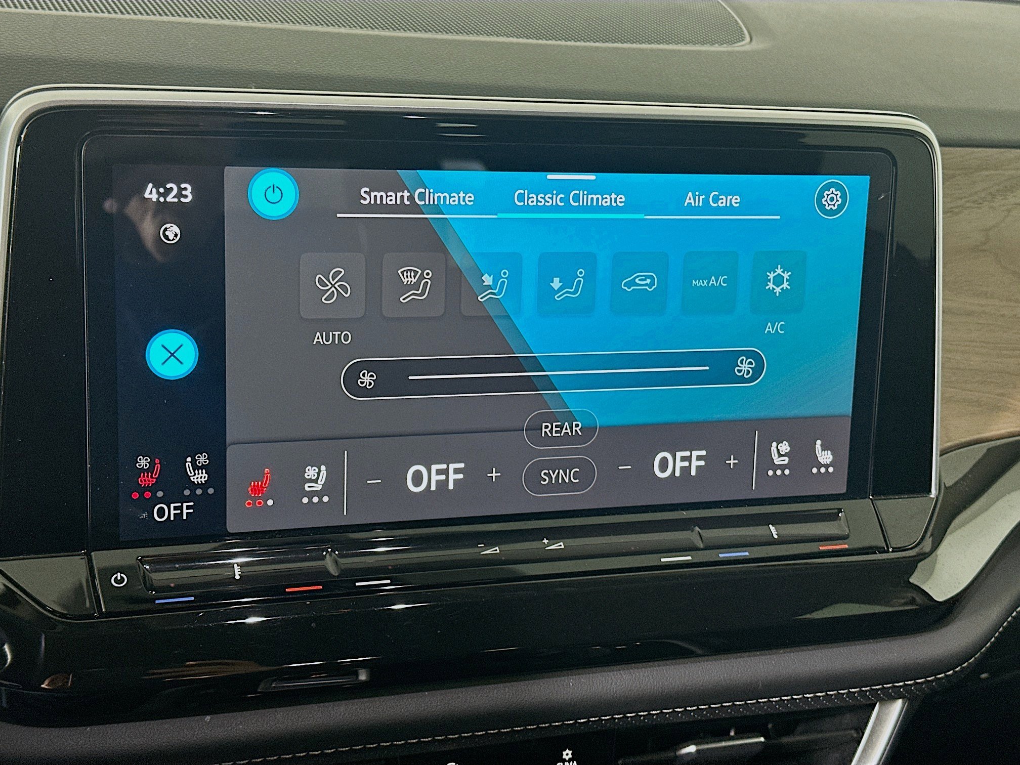 Used 2025 Volkswagen Atlas SE image 23