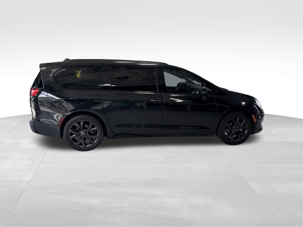 Used 2020 Chrysler Pacifica Limited w/ Quick Order Package 27H Red S FWD image 7
