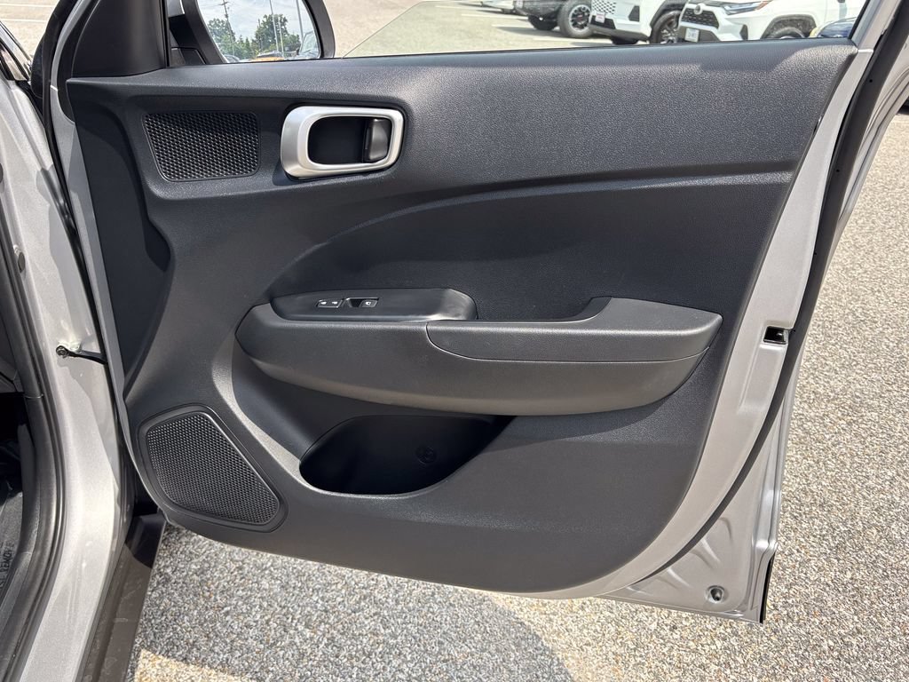 Used 2025 Hyundai Venue SE FWD image 35