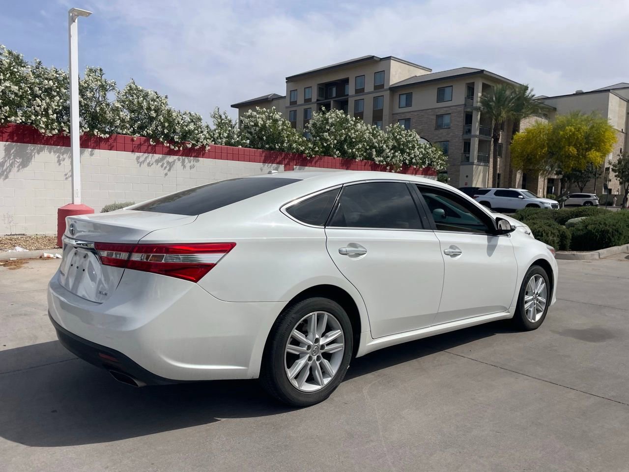 Used 2015 Toyota Avalon XLE Premium image 2