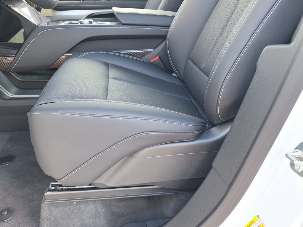 New 2027 Cadillac Vistiq Luxury w/ LPO, Floor Liner Package AWD/4WD image 33