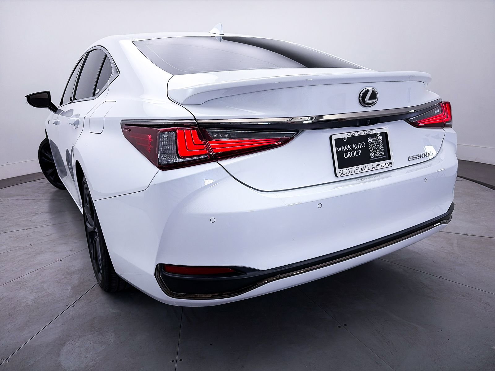 Used 2023 Lexus ES 300h F Sport w/ Accessory Package (Z2) FWD image 9