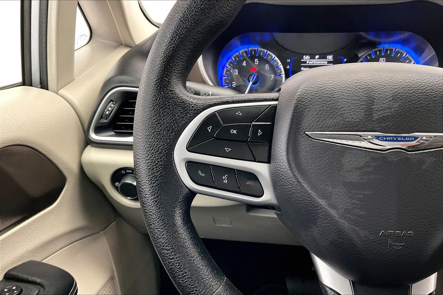 Used 2020 Chrysler Voyager Lxi image 20