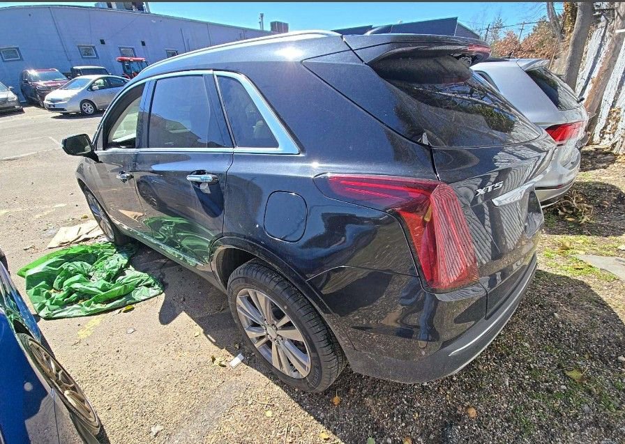 Used 2023 Cadillac XT5 Premium Luxury w/ Technology Package image 2