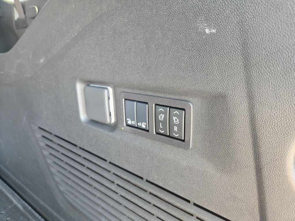 Used 2025 Chevrolet Suburban Premier image 19