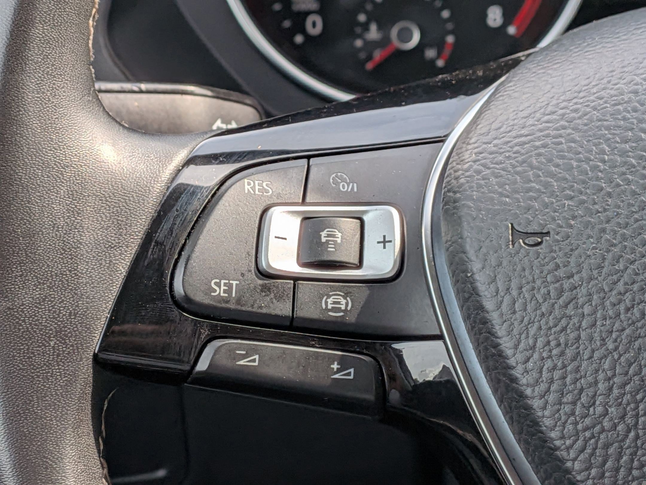 Used 2021 Volkswagen Tiguan SE FWD image 19
