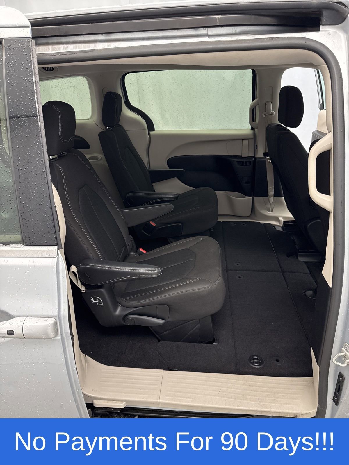 Used 2022 Chrysler Voyager LX image 26