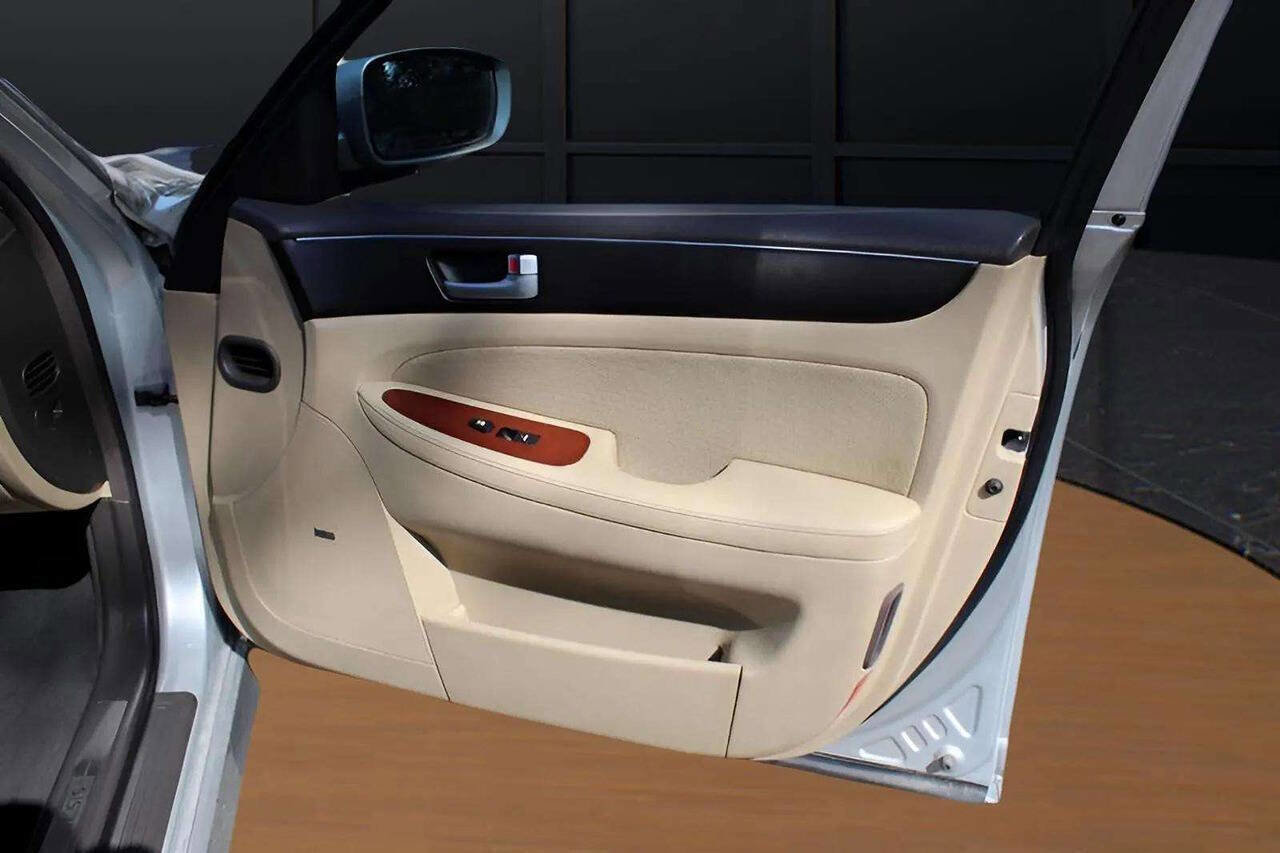 Used 2013 Hyundai Genesis 3.8 w/ Premium Pkg image 27