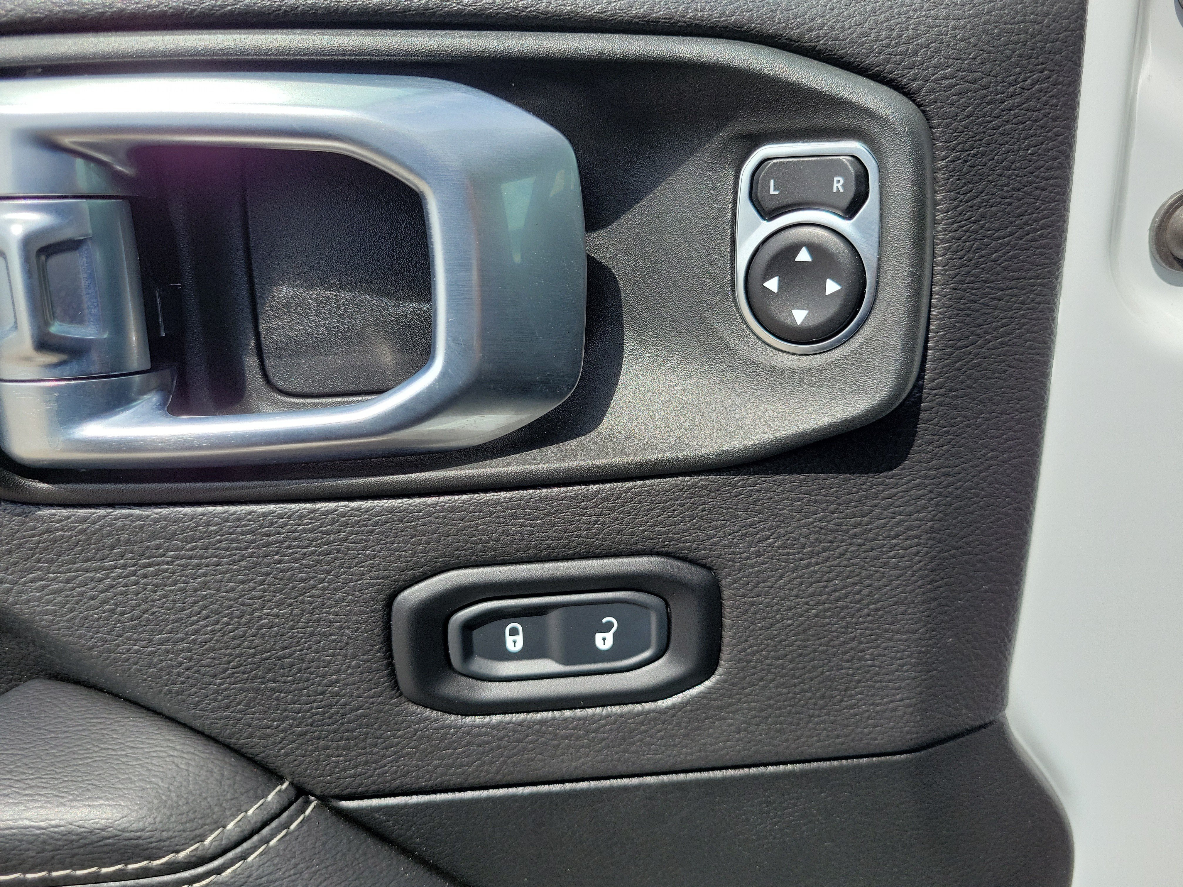 Used 2023 Jeep Wrangler Unlimited Sahara AWD/4WD image 27