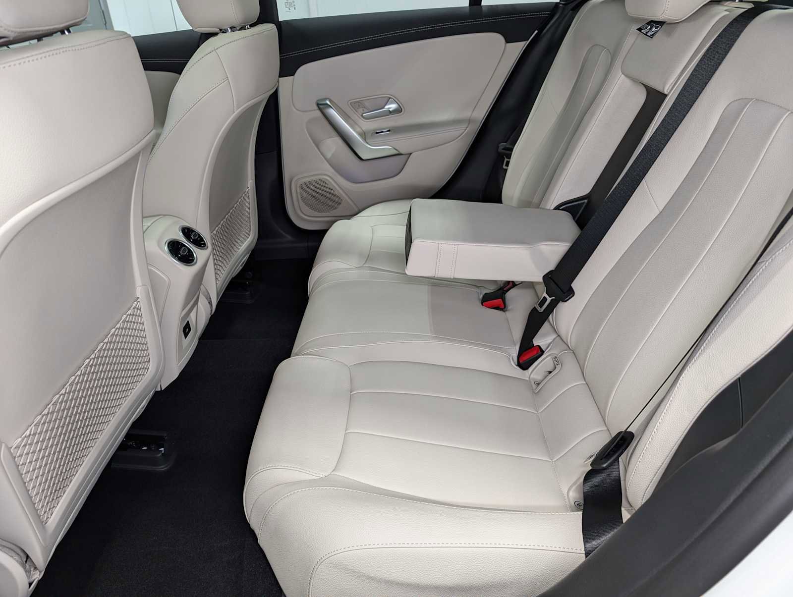 Used 2025 Mercedes-Benz CLA 250 4MATIC image 25