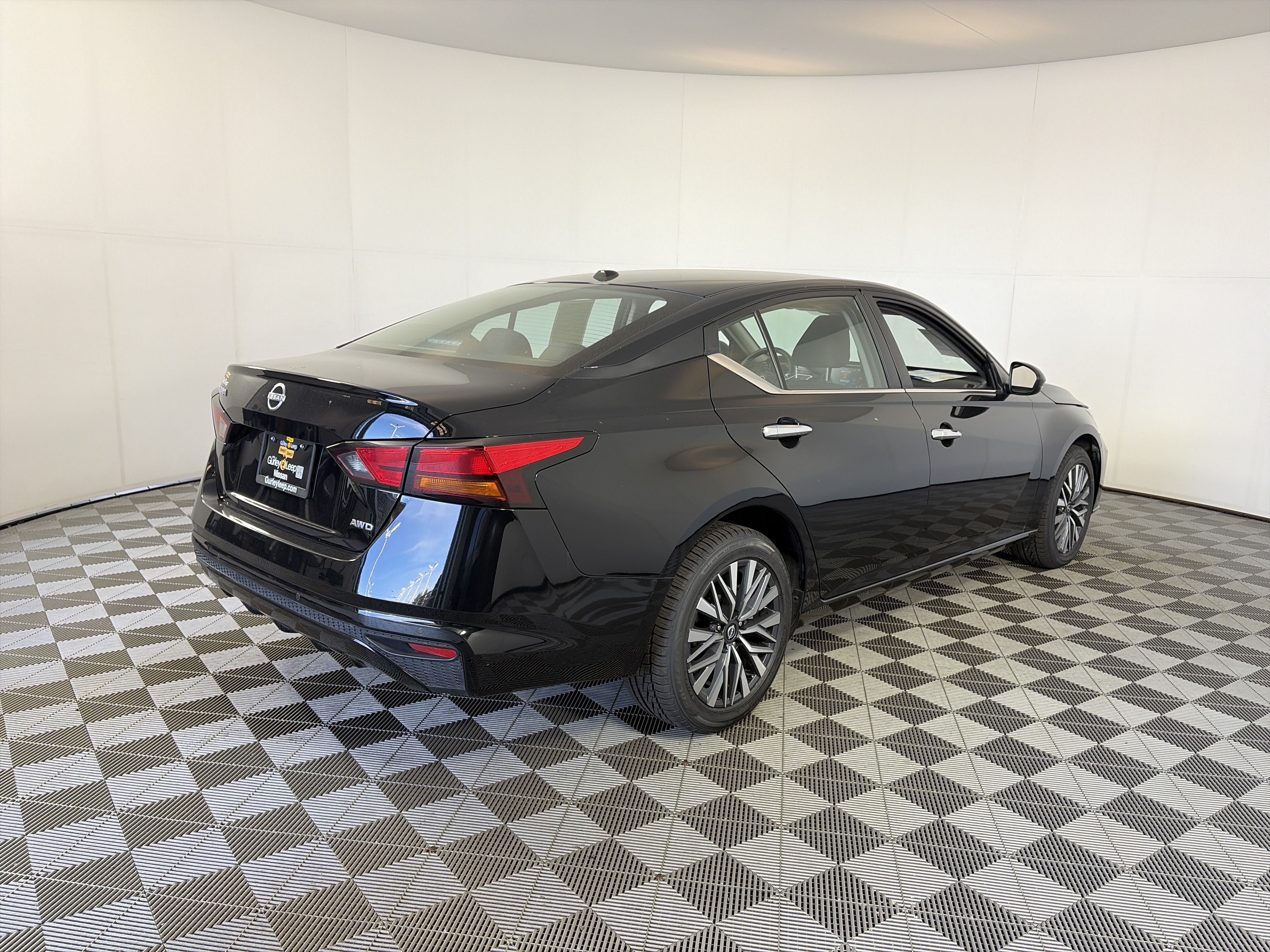Used 2025 Nissan Altima 2.5 SV AWD/4WD image 10