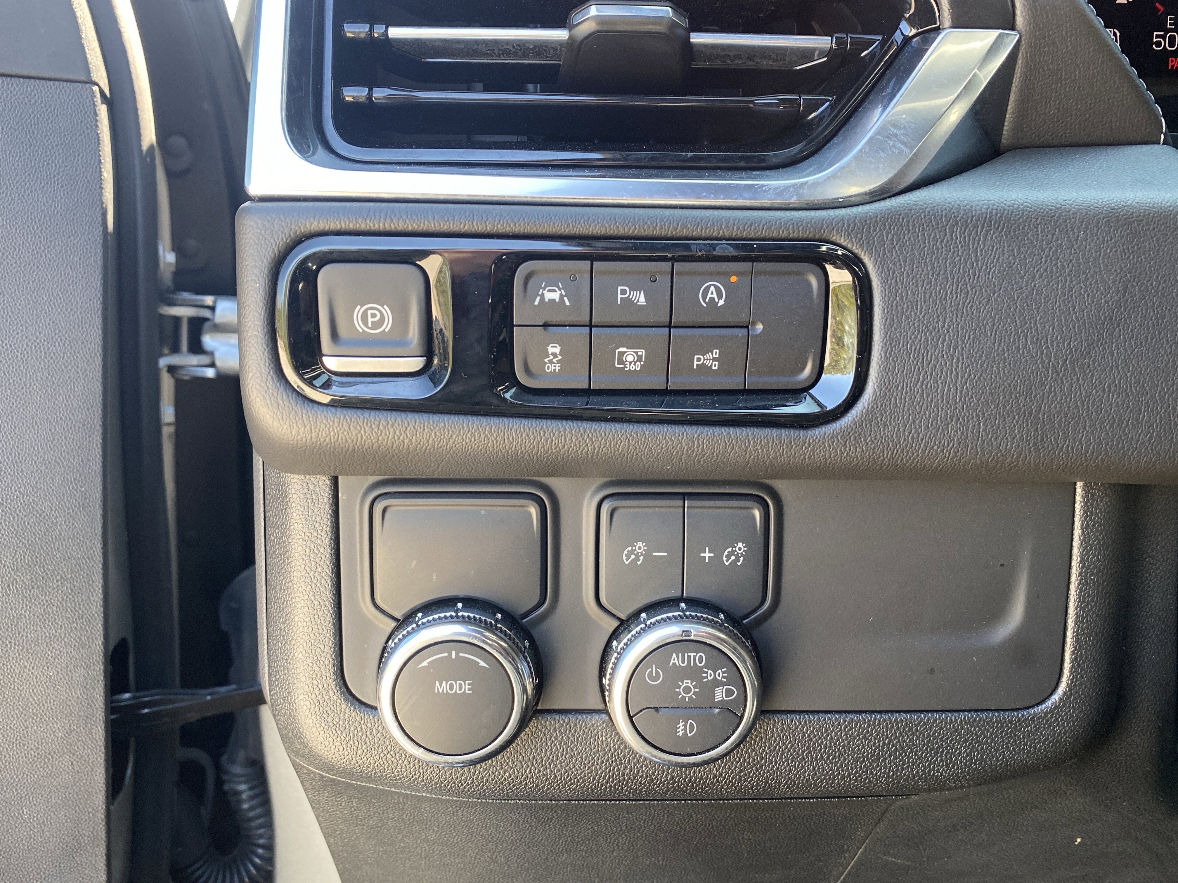 Used 2025 GMC Yukon XL Denali w/ Sun & Power Step Package image 29