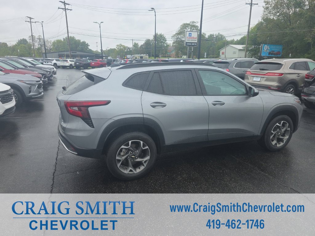 Used 2024 Chevrolet Trax LT w/ LT Convenience Package FWD image 6