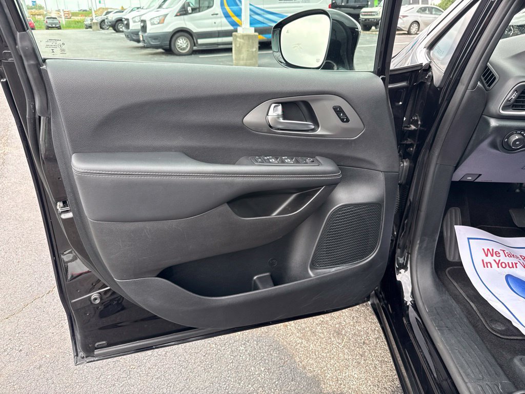 Used 2025 Chrysler Pacifica Select FWD image 9