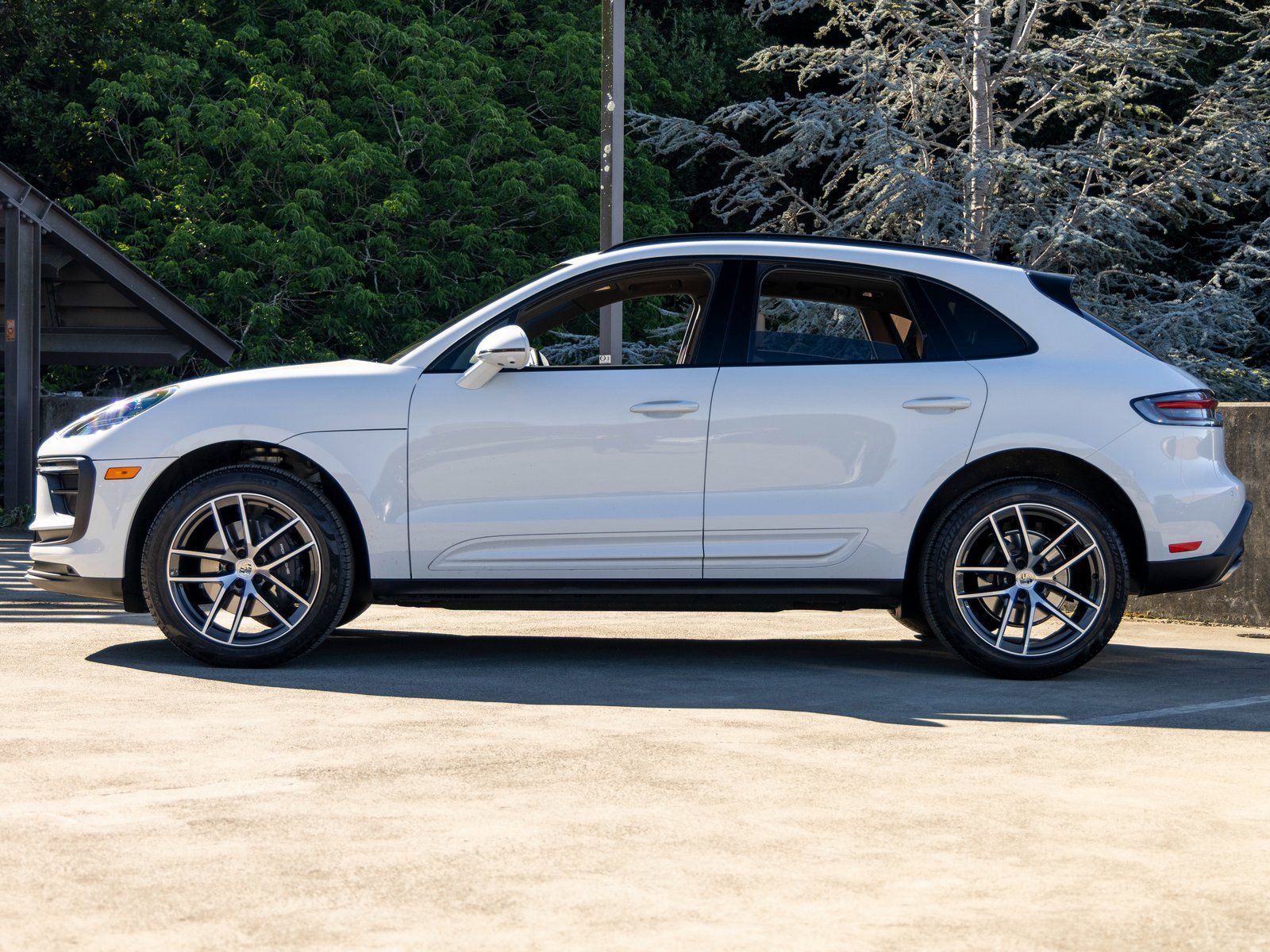 Certified 2025 Porsche Macan image 2