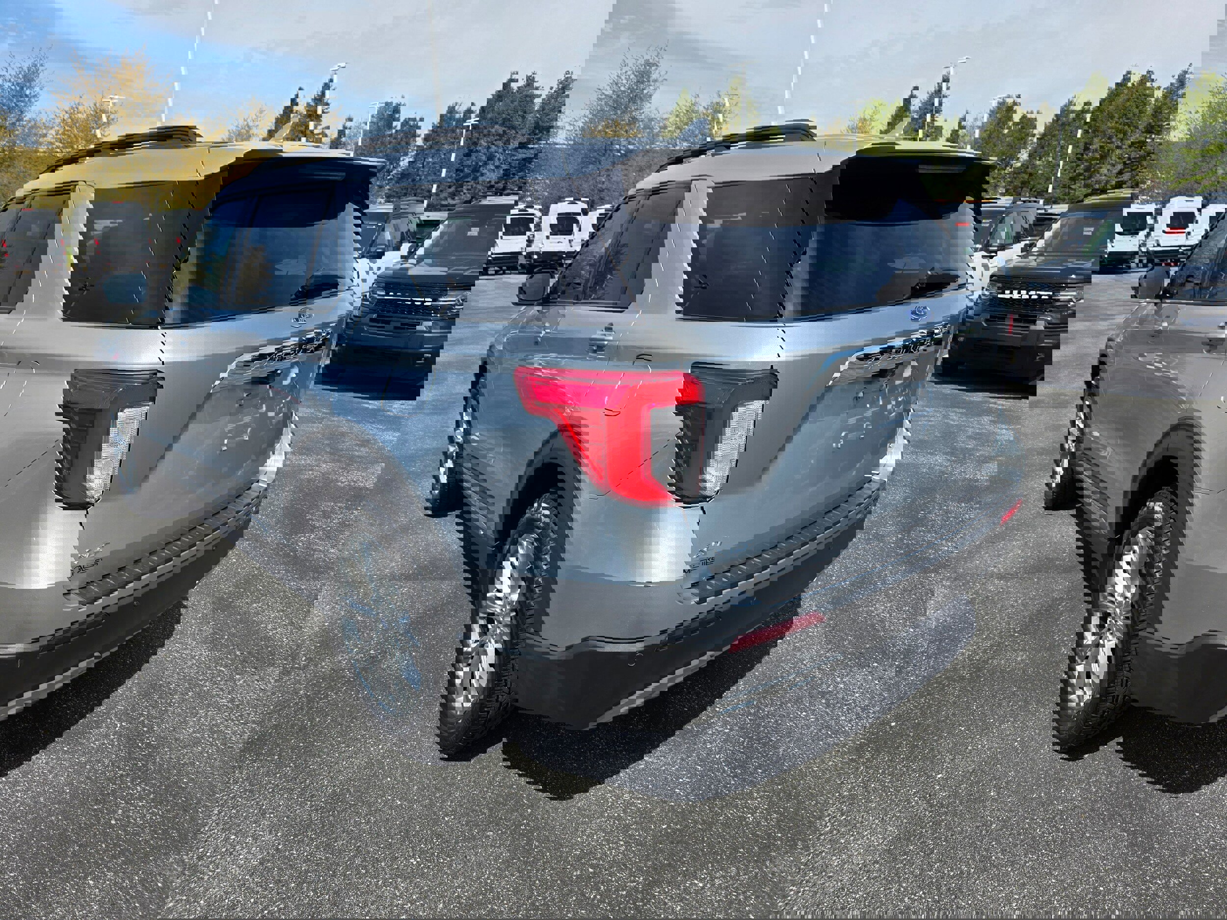 Used 2020 Ford Explorer XLT w/ Equipment Group 202A image 3