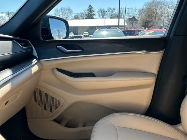 Used 2024 Jeep Grand Cherokee Limited w/ Black Appearance Package image 44