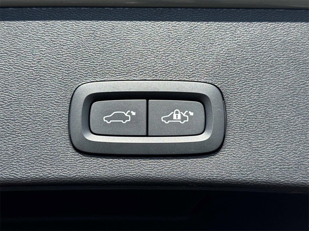 Used 2024 Volvo XC40 B5 Plus image 16
