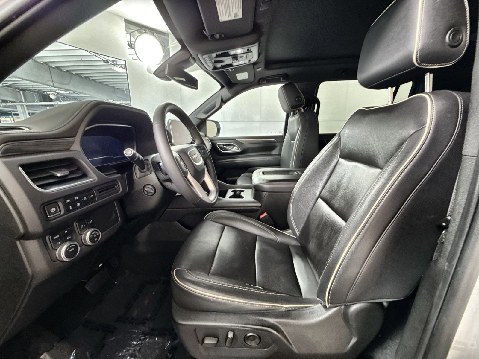 Used 2022 GMC Yukon XL SLT w/ SLT Premium Package image 13