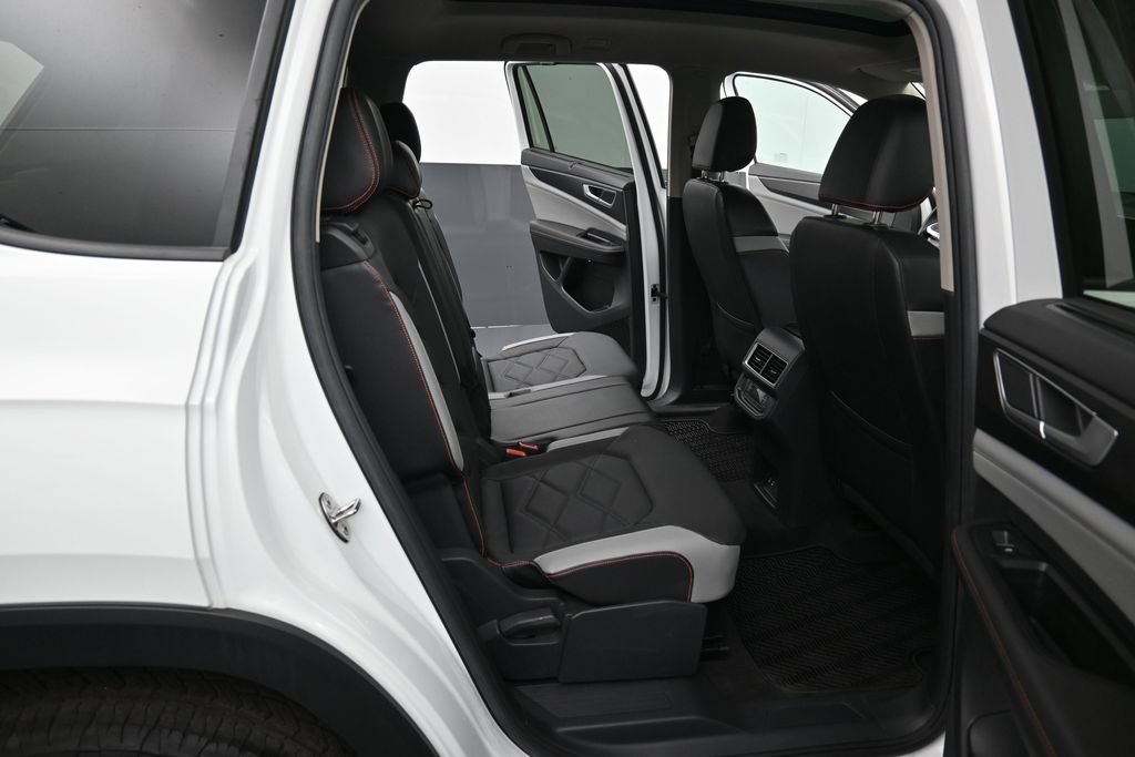 Used 2024 Volkswagen Atlas Peak Edition SE AWD/4WD image 32