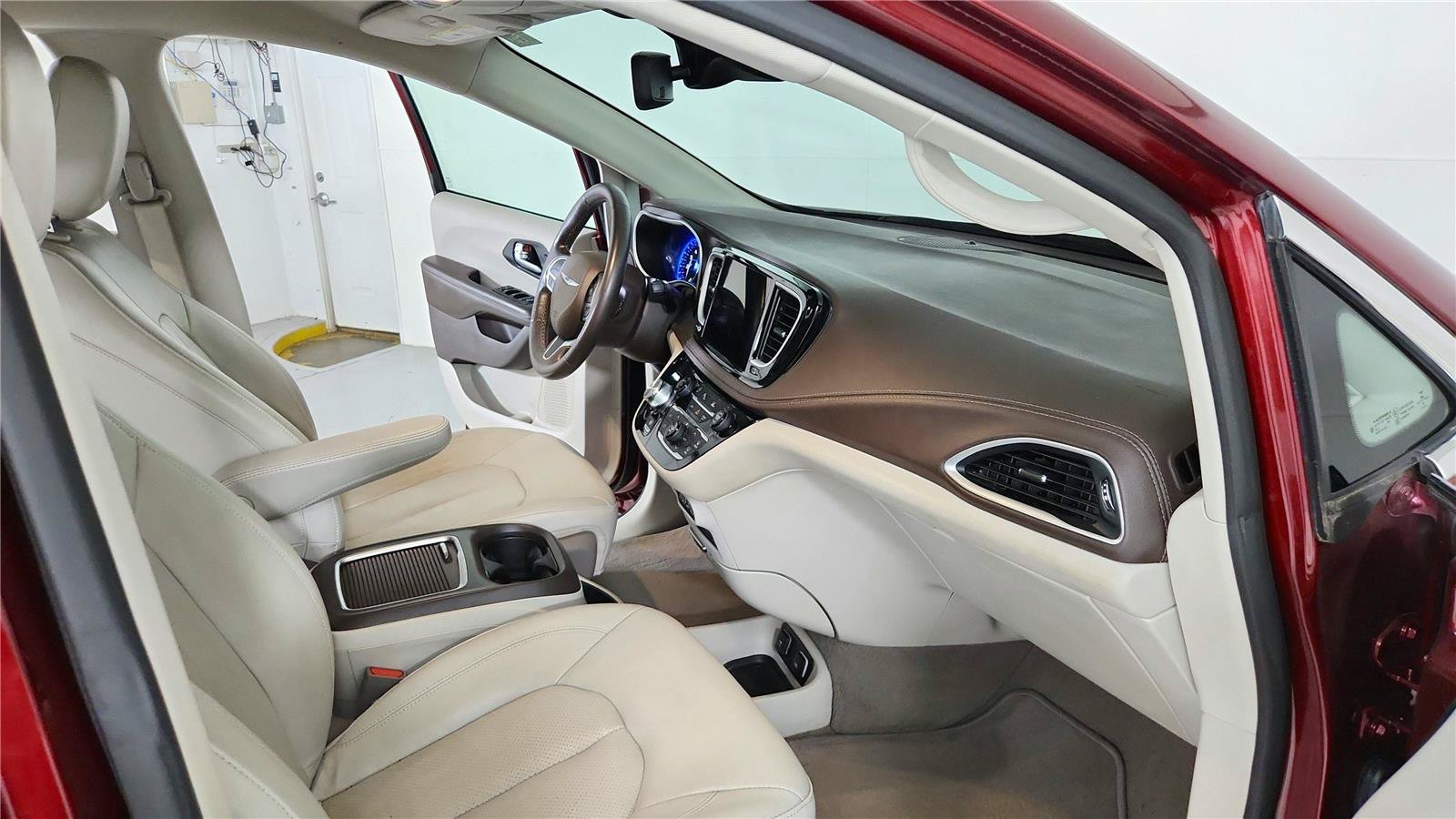 Used 2021 Chrysler Pacifica Touring-L w/ Uconnect Theater Family Group FWD image 20